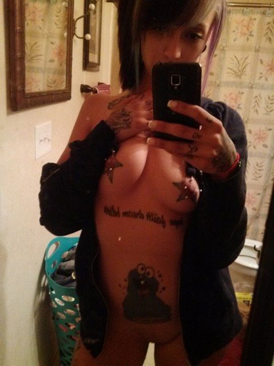 Молоденькая деваха с телефоном фоткает свою обнаженную пизду с пирсингом порно фото