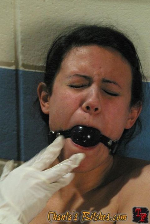 Связанная девка с кляпом во рту ждет жесткой ебли и писяется на порно фото