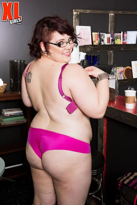 Аппетитная толстая девушка позирует голой грудью с пирсингом и выставляет нежную пизду