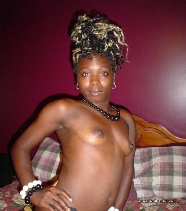 Похотливая негритянская деваха с голой черной пиздой на порно фото