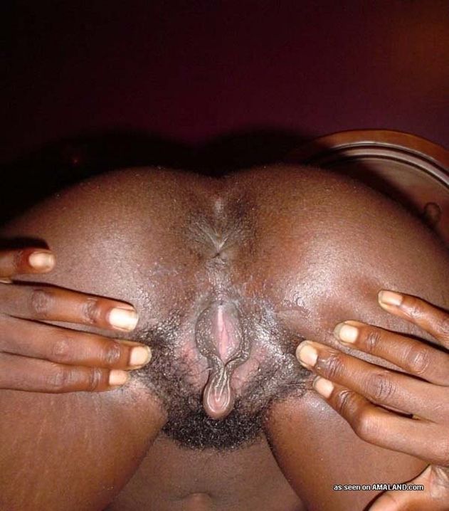 Похотливая негритянская деваха с голой черной пиздой на порно фото