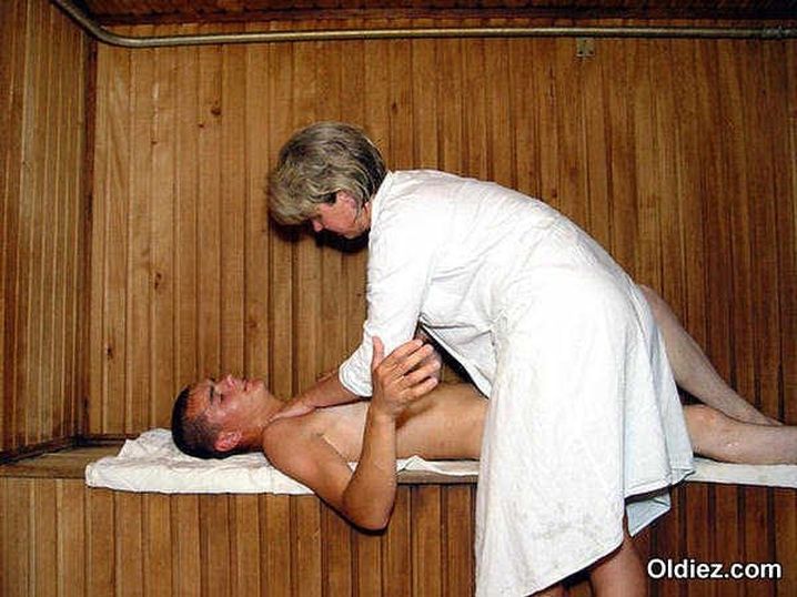 Паренек сделал массаж похотливой дамочке и дает сучке в рот в сауне
