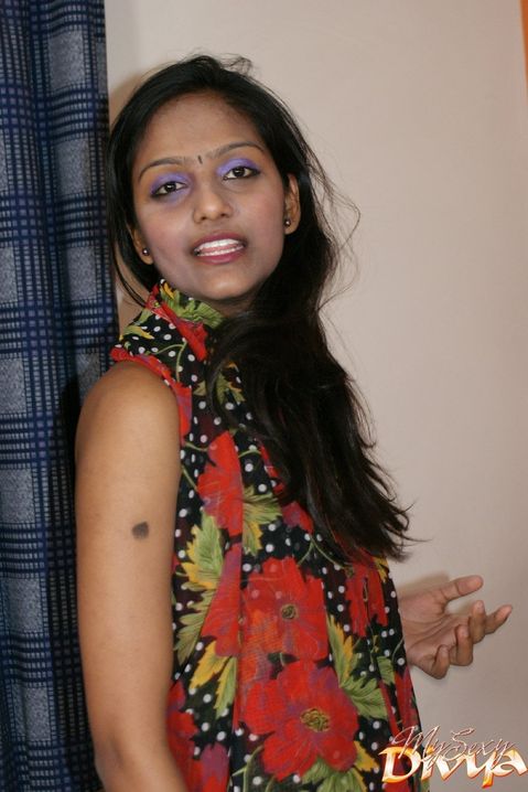 Индианка в цветастом длинном платье оголяет сиськи и пизду