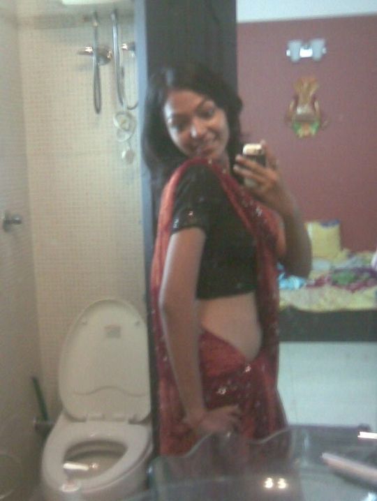Красивая молоденькая индианка фоткает свое голое тело на мобильник