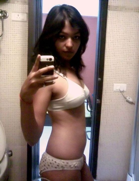 Красивая молоденькая индианка фоткает свое голое тело на мобильник
