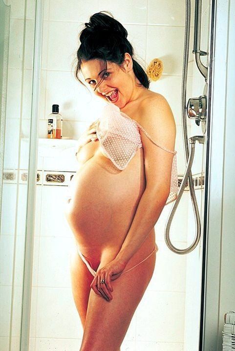 Бесшабашная беременная самка занимается мастурбацией с помощью душевой головки и струи воды
