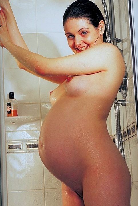Бесшабашная беременная самка занимается мастурбацией с помощью душевой головки и струи воды