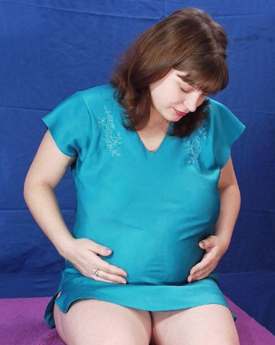 Черноволосая беременная мамочка с большими сисяки жадно дрочит свою раскаленную письку