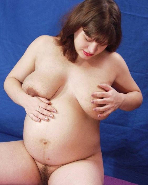 Черноволосая беременная мамочка с большими сисяки жадно дрочит свою раскаленную письку