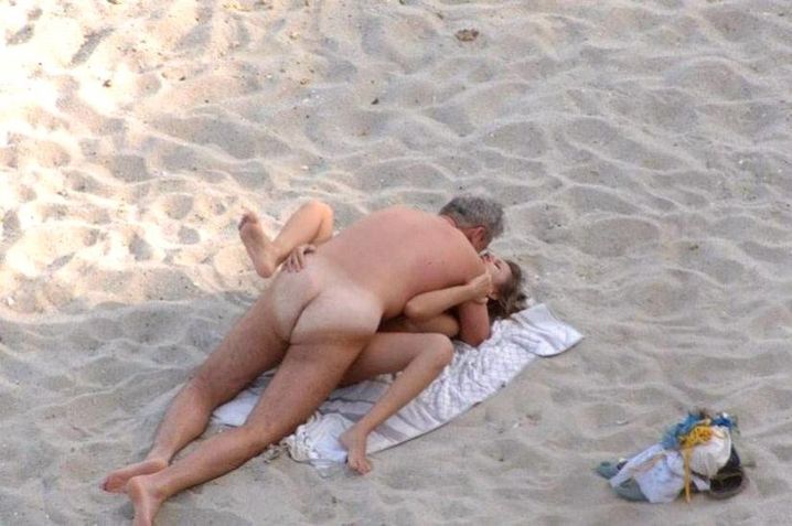 Классные порно фото секса на пляже разных парочек и групповой ебли