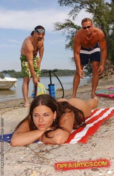 Два парня устроили хардкорную еблю девчушке на пляже