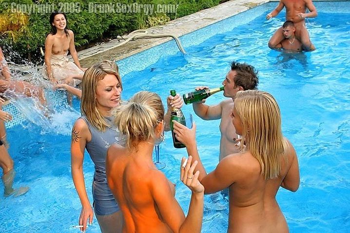Компания девок и парней устроила на вечеринке пьяную оргию возле бассейна